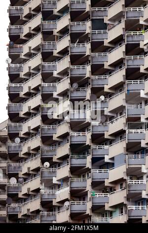 Köln, Deutschland. Mai 2021. Ein Block in Köln-Chorweiler. Die Stadt Köln beginnt, Menschen in Teilen der Stadt mit einer besonders hohen Inzidenz zu impfen - sogenannte Hochinzidenzgebiete. Corona-Impfteams sind daher in Chorweiler unterwegs. Ein Impfbus wird ebenfalls eingesetzt. (Symbolbild, Symbolfoto) Köln, 04.05.2021 Quelle: dpa/Alamy Live News Stockfoto