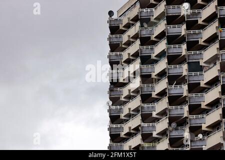 Köln, Deutschland. Mai 2021. Ein Block in Köln-Chorweiler. Die Stadt Köln beginnt, Menschen in Teilen der Stadt mit einer besonders hohen Inzidenz zu impfen - sogenannte Hochinzidenzgebiete. Corona-Impfteams sind daher in Chorweiler unterwegs. Ein Impfbus wird ebenfalls eingesetzt. (Symbolbild, Symbolfoto) Köln, 04.05.2021 Quelle: dpa/Alamy Live News Stockfoto