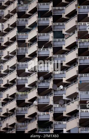 Köln, Deutschland. Mai 2021. Ein Block in Köln-Chorweiler. Die Stadt Köln beginnt, Menschen in Teilen der Stadt mit einer besonders hohen Inzidenz zu impfen - sogenannte Hochinzidenzgebiete. Corona-Impfteams sind daher in Chorweiler unterwegs. Ein Impfbus wird ebenfalls eingesetzt. (Symbolbild, Symbolfoto) Köln, 04.05.2021 Quelle: dpa/Alamy Live News Stockfoto