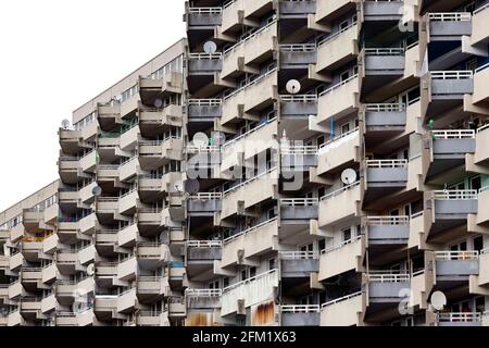 Köln, Deutschland. Mai 2021. Ein Block in Köln-Chorweiler. Die Stadt Köln beginnt, Menschen in Teilen der Stadt mit einer besonders hohen Inzidenz zu impfen - sogenannte Hochinzidenzgebiete. Corona-Impfteams sind daher in Chorweiler unterwegs. Ein Impfbus wird ebenfalls eingesetzt. (Symbolbild, Symbolfoto) Köln, 04.05.2021 Quelle: dpa/Alamy Live News Stockfoto