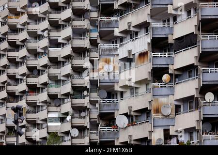 Köln, Deutschland. Mai 2021. Ein Block in Köln-Chorweiler. Die Stadt Köln beginnt, Menschen in Teilen der Stadt mit einer besonders hohen Inzidenz zu impfen - sogenannte Hochinzidenzgebiete. Corona-Impfteams sind daher in Chorweiler unterwegs. Ein Impfbus wird ebenfalls eingesetzt. (Symbolbild, Symbolfoto) Köln, 04.05.2021 Quelle: dpa/Alamy Live News Stockfoto