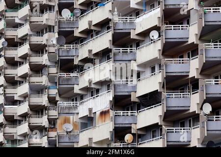 Köln, Deutschland. Mai 2021. Ein Block in Köln-Chorweiler. Die Stadt Köln beginnt, Menschen in Teilen der Stadt mit einer besonders hohen Inzidenz zu impfen - sogenannte Hochinzidenzgebiete. Corona-Impfteams sind daher in Chorweiler unterwegs. Ein Impfbus wird ebenfalls eingesetzt. (Symbolbild, Symbolfoto) Köln, 04.05.2021 Quelle: dpa/Alamy Live News Stockfoto