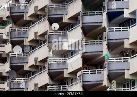 Köln, Deutschland. Mai 2021. Ein Block in Köln-Chorweiler. Die Stadt Köln beginnt, Menschen in Teilen der Stadt mit einer besonders hohen Inzidenz zu impfen - sogenannte Hochinzidenzgebiete. Corona-Impfteams sind daher in Chorweiler unterwegs. Ein Impfbus wird ebenfalls eingesetzt. (Symbolbild, Symbolfoto) Köln, 04.05.2021 Quelle: dpa/Alamy Live News Stockfoto