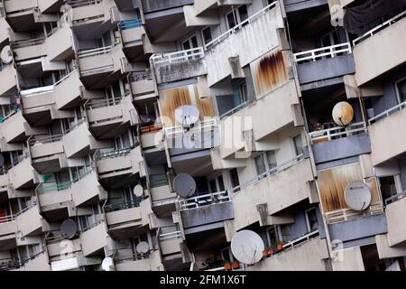 Köln, Deutschland. Mai 2021. Ein Block in Köln-Chorweiler. Die Stadt Köln beginnt, Menschen in Teilen der Stadt mit einer besonders hohen Inzidenz zu impfen - sogenannte Hochinzidenzgebiete. Corona-Impfteams sind daher in Chorweiler unterwegs. Ein Impfbus wird ebenfalls eingesetzt. (Symbolbild, Symbolfoto) Köln, 04.05.2021 Quelle: dpa/Alamy Live News Stockfoto