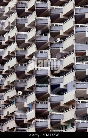 Köln, Deutschland. Mai 2021. Ein Block in Köln-Chorweiler. Die Stadt Köln beginnt, Menschen in Teilen der Stadt mit einer besonders hohen Inzidenz zu impfen - sogenannte Hochinzidenzgebiete. Corona-Impfteams sind daher in Chorweiler unterwegs. Ein Impfbus wird ebenfalls eingesetzt. (Symbolbild, Symbolfoto) Köln, 04.05.2021 Quelle: dpa/Alamy Live News Stockfoto