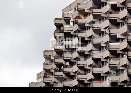 Köln, Deutschland. Mai 2021. Ein Block in Köln-Chorweiler. Die Stadt Köln beginnt, Menschen in Teilen der Stadt mit einer besonders hohen Inzidenz zu impfen - sogenannte Hochinzidenzgebiete. Corona-Impfteams sind daher in Chorweiler unterwegs. Ein Impfbus wird ebenfalls eingesetzt. (Symbolbild, Symbolfoto) Köln, 04.05.2021 Quelle: dpa/Alamy Live News Stockfoto