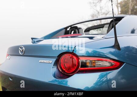 Rücklicht eines neuen, blauen 2020 Mazda MX-5 GT RF Stockfoto