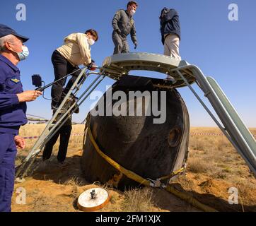 IN DER NÄHE VON ZHEZKAZGAN, KASACHSTAN - 17. April 2021 - die russischen Such- und Rettungsteams treffen kurz nach der Landung in einer abgelegenen Raumsonde Sojus MS-17 ein Stockfoto