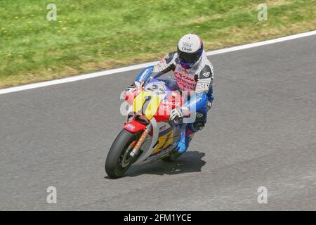 Roger Burnett an Bord der HRC Honda RS500 im Freddie Spencer Lackierung beim Cadwell Park International Classic 2015 Stockfoto