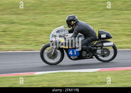 Nähert sich dem Schwaneneck beim Cadwell Park International Classic in Juli 2015 Stockfoto