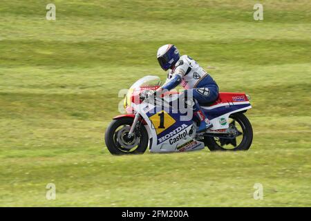 Roger Burnett an Bord der HRC Honda RS500 im Freddie Spencer Lackierung beim Cadwell Park International Classic 2015 Stockfoto