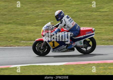 Roger Burnett an Bord der HRC Honda RS500 im Freddie Spencer Lackierung beim Cadwell Park International Classic 2015 Stockfoto