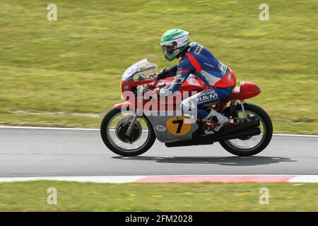 Gary Johnson fährt auf der MV Agusta 500 '3' beim Cadwell International Classic, Juli 2015 Stockfoto