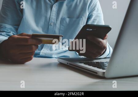 Man kann Online-Zahlungen über die mobile App bei einem Online-Shopping tätigen. Konzept der Finanzen und Online-Marketing für Unternehmen. Stockfoto