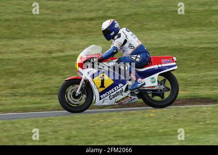 Roger Burnett an Bord der HRC Honda RS500 im Freddie Spencer Lackierung beim Cadwell Park International Classic 2015 Stockfoto