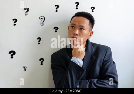 Asiatischer Geschäftsmann mit einem Fragezeichen.Concept Business. Stockfoto
