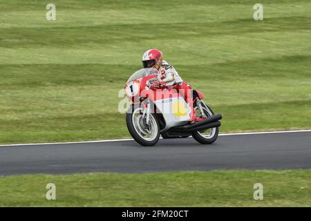 15-facher Weltmeister Giacomo Agostini an Bord der 500cc 3 Zylinder MV Agusta auf der Cadwell International Classic im Juli 2015 Stockfoto