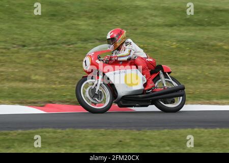 15-facher Weltmeister Giacomo Agostini an Bord der 500cc 3 Zylinder MV Agusta auf der Cadwell International Classic im Juli 2015 Stockfoto