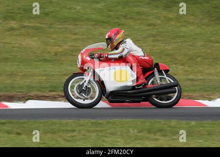 15-facher Weltmeister Giacomo Agostini an Bord der 500cc 3 Zylinder MV Agusta auf der Cadwell International Classic im Juli 2015 Stockfoto