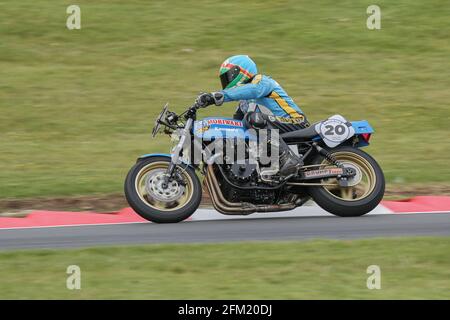 Nick Alison an Bord der Wayne Gardner Replik Kawasaki kommt der zu Schwanenhals beim Cadwell Park International Classic im Juli 2015 Stockfoto