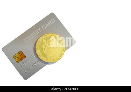 Dogecoin und Kreditkarten auf weißem Hintergrund isoliert. Stockfoto