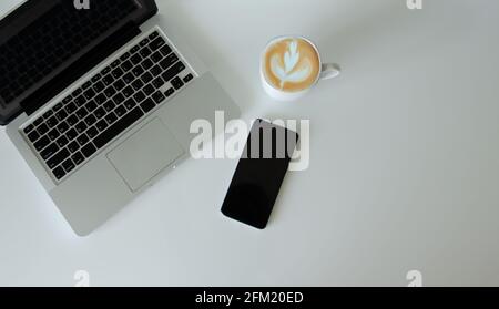 Computer Laptop Kaffee und Smartphone auf Hintergrund Draufsicht.Copy Raum Stockfoto