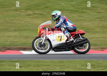 Gary Johnson fährt auf der MV Agusta 500 '3' beim Cadwell International Classic, Juli 2015 Stockfoto