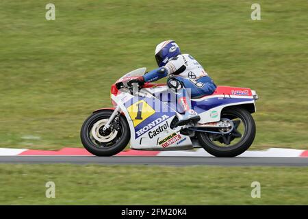 Roger Burnett an Bord der HRC Honda RS500 im Freddie Spencer Lackierung beim Cadwell Park International Classic 2015 Stockfoto