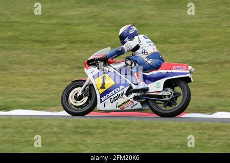 Roger Burnett an Bord der HRC Honda RS500 im Freddie Spencer Lackierung beim Cadwell Park International Classic 2015 Stockfoto