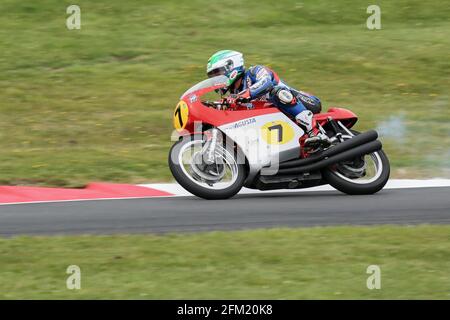 Gary Johnson fährt auf der MV Agusta 500 '3' beim Cadwell International Classic, Juli 2015 Stockfoto