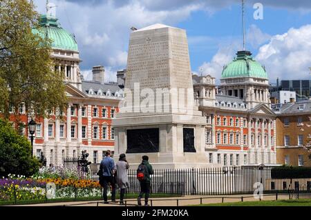 London, Großbritannien. Mai 2021. Das Guards Memorial, auch bekannt als das Guards Division war Memorial, ist ein Kriegsdenkmal im Freien an der Westseite der Horse Guards Road, gegenüber der Horse Guards Parade. Sonniger Tag im St James Park im West End. Kredit: JOHNNY ARMSTEAD/Alamy Live Nachrichten Stockfoto