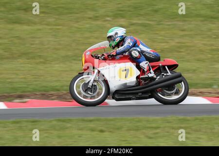 Gary Johnson fährt auf der MV Agusta 500 '3' beim Cadwell International Classic, Juli 2015 Stockfoto