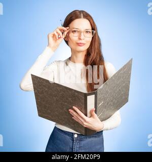 Junge Sekretärin mit einem Ordner in der Hand Stockfoto