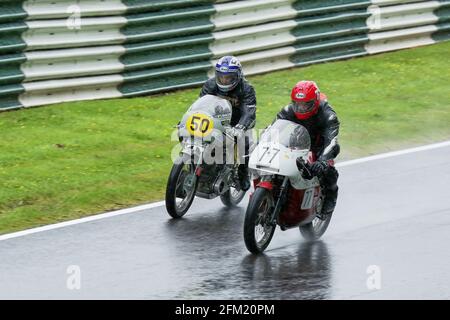 Gary Thwaites und Leroy Bruno fahren beim Classic King of Cadwell Race, dem Cadwell International Classic im Juli 2015, Seite an Seite im Regen Stockfoto