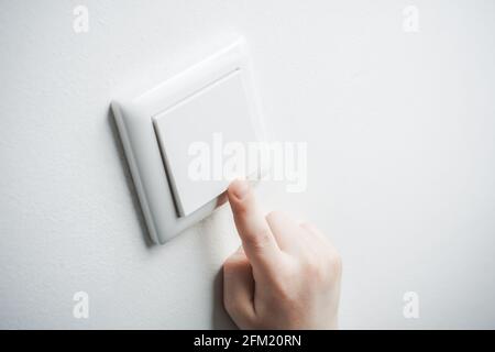 Kinderfinger Lichtschalter Von Unten Einschalten - Verhindern Konzept Für Kindergefahren Stockfoto