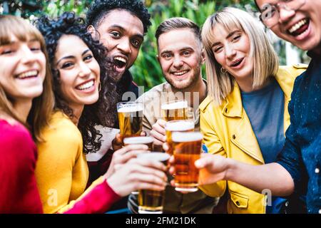 Fröhliche Freunde, die in der Brauerei-Bar dehor - Friendship Bier toasten Lifestyle-Konzept mit jungen Millennials genießen Zeit zusammen Im Open-Air-Pub Stockfoto