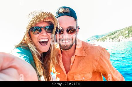 Junges glückliches Paar in der Liebe, das Selfie auf einem Segelbootausflug macht Mit Wasserkamera - Bootstour Lebensstil in exotischer Szenarien - Jugend Lebensstil Stockfoto