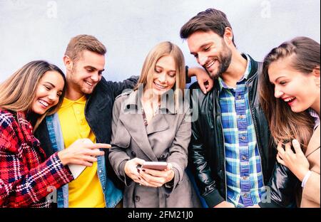 Milenial Freunde auf lustige Momente mit Handy - Junge Menschen immer über Social Media-Geräte verbunden - Technologie Konzept Stockfoto