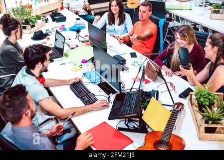 Junge Menschen arbeiten am Computer eines alternativen Studios in der Stadt - Personal- und Geschäftskonzept im CO-Arbeitsraum Stockfoto