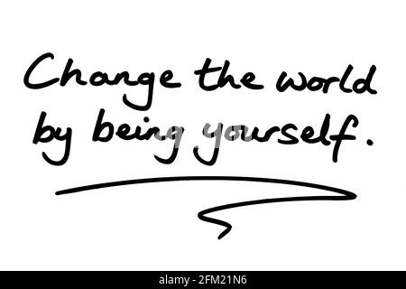 Verändern Sie die Welt, indem Sie selbst sind - handgeschrieben auf weißem Hintergrund. Stockfoto