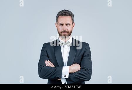 Selbstbewusst und erfolgreich Mann in Smoking Fliege gekreuzte Hände, Braut Bräutigam Stockfoto