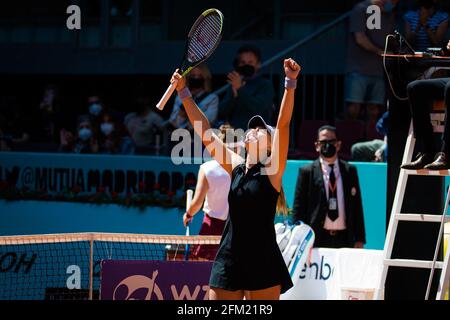 Madrid, Spanien. Mai 2021. Paula Badosa aus Spanien feiert nach dem Gewinn ihres Viertelfinalmatches bei den Mutua Madrid Open 2021, Masters 1000 Tennisturnier am 5. Mai 2021 in La Caja Magica in Madrid, Spanien - Foto Rob Prange / Spanien DPPI / DPPI / LiveMedia Kredit: Unabhängige Fotoagentur/Alamy Live News Stockfoto