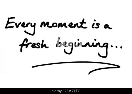 Jeder Moment ist ein frischer Anfang… Handgeschrieben auf weißem Hintergrund. Stockfoto