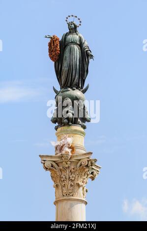 Die Säule der Unbefleckten Empfängnis ist ein Denkmal aus dem 19. Jahrhundert, das die Jungfrau Maria, Piazza di Spagna, darstellt. Rom, Italien Stockfoto