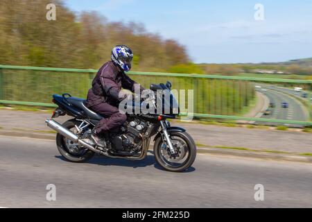 2001 Yamaha Fazer FZF 600; Motorradfahrer; zweirädriger Transport, Motorräder, Fahrzeug auf britischen Straßen, Motorräder, Motorradfahrer, die in Manchester, Großbritannien, unterwegs sind Stockfoto