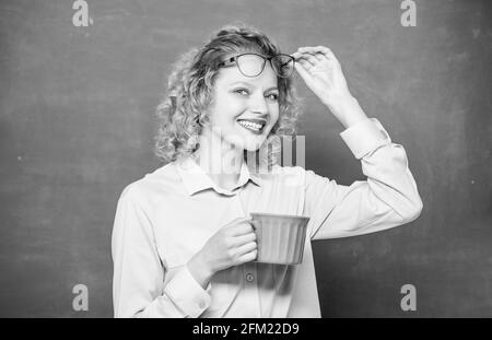Frau genießen Kaffee. Energieaufladung für den ganzen Tag. Inspirierendes Getränk für Schulpädagogin. Kaffeesüchtig. SIP-Nachladung für Körper und Geist. Koffeindosis Stockfoto