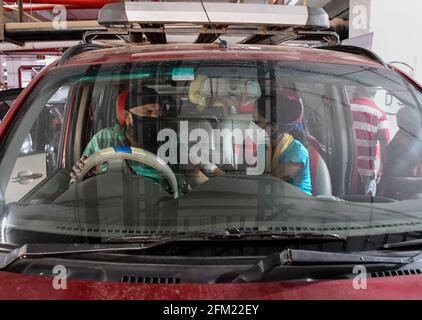 Mumbai, Indien. Mai 2021. Ein Mitarbeiter im Gesundheitswesen, der eine Gesichtsmaske trägt, verabreicht einem Mann in seinem Auto auf dem öffentlichen Parkplatz von Kohinoor in Mumbai eine COVID19-Impfdosis. Diese Einrichtung ist für Senioren und unterschiedlich behinderte Menschen geöffnet. (Foto von Ashish Vaishnav/SOPA Images/Sipa USA) Quelle: SIPA USA/Alamy Live News Stockfoto