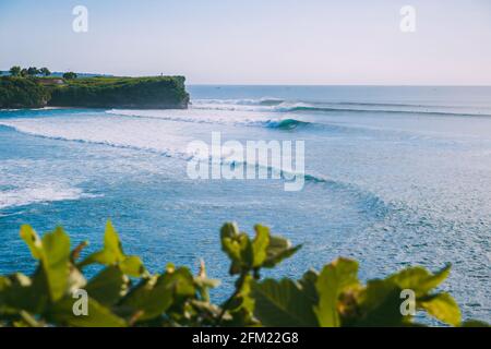 Perfekte Wellen zum Surfen auf Bali. Balangan Strand und Wellen in Indonesien Stockfoto
