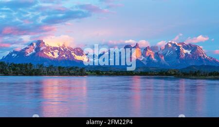 Panorama-Sonnenaufgang des Serrano-Flusses mit den Andengipfeln von Torres del Paine, Patagonien, Chile. Stockfoto