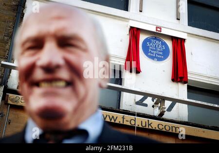 Sir Henry Cooper, britischer Schwergewichtsmeister seit mehr als einem Jahrzehnt, enthüllte eine blaue Gedenktafel an der 257 Camden High Street zu Ehren des Pugilisten Tom Sayers aus dem 19. Jahrhundert, der bei dieser Ansprache im Alter von 39 Jahren im 1865.14. November 2002 starb. Foto Andy Paradise Stockfoto